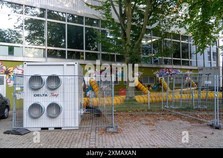 Restauration des dégâts d'eau, déshumidification, après l'inondation d'un bâtiment, séchage sous vide, piscine intérieure à Essen-werden, fortement inondée par le Banque D'Images