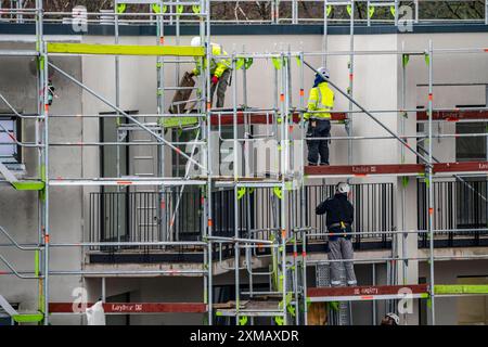 Chantier de construction, échafaudage, démantèlement d'échafaudage sur un bâtiment résidentiel, Allemagne Banque D'Images