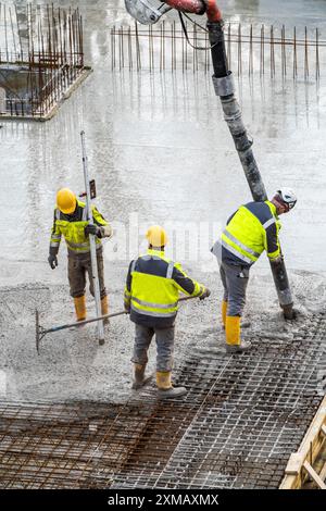 Chantier de construction, bétonnage, plancher, plafond pour un bâtiment est bétonné, le béton est pompé sur les nattes de béton armé Banque D'Images