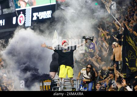 Los Angeles, États-Unis. 26 juillet 2024. Les partisans du Los Angeles FC célèbrent après que leur équipe ait marqué contre le Club Tijuana lors d’un match de la Coupe des ligues au BMO Stadium, le 26 juillet 2024 à Los Angeles. (Photo de Ringo Chiu/SOPA images/SIPA USA) crédit : SIPA USA/Alamy Live News Banque D'Images