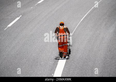 Travaux de marquage après le renouvellement du revêtement routier sur l'autoroute A40 entre le carrefour de Kaiserberg et Muelheim-Heissen, en direction de Banque D'Images