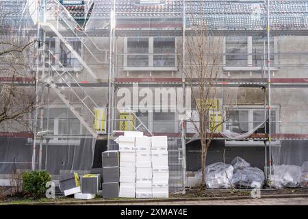 Remise à neuf énergétique des bâtiments résidentiels, ancien immeuble d'appartements est échafaudé, obtient l'isolation thermique, Allemagne Banque D'Images