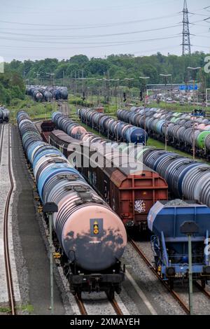 Gare de triage de Gelsenkirchen Bismarck, les trains de marchandises sont assemblés et manœuvrés ici, les wagons-citernes pour le transport de produits chimiques et d'huile minérale Banque D'Images