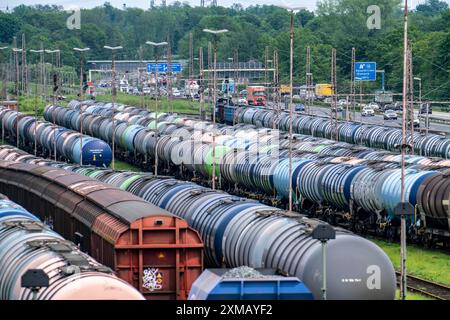 Gare de triage de Gelsenkirchen Bismarck, les trains de marchandises sont assemblés et manœuvrés ici, les wagons-citernes pour le transport de produits chimiques et d'huile minérale Banque D'Images