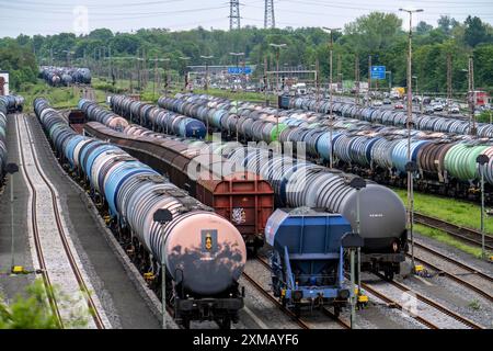 Gare de triage de Gelsenkirchen Bismarck, les trains de marchandises sont assemblés et manœuvrés ici, les wagons-citernes pour le transport de produits chimiques et d'huile minérale Banque D'Images