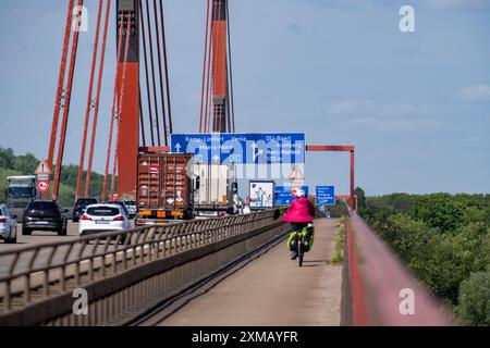 Le pont autoroutier entre Duisburg-Baerl et Duisburg-Beeckerwerth, A42, au-dessus du Rhin, sentier cyclable et pédestre, Rhénanie du Nord-Westphalie, Allemagne Banque D'Images