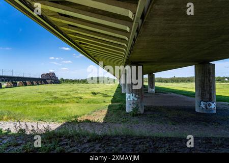 Sous le pont autoroutier entre Duisburg-Baerl et Duisburg-Beeckerwerth, A42, au-dessus du Rhin, indication de dommages au pont, interdiction de dépassement Banque D'Images