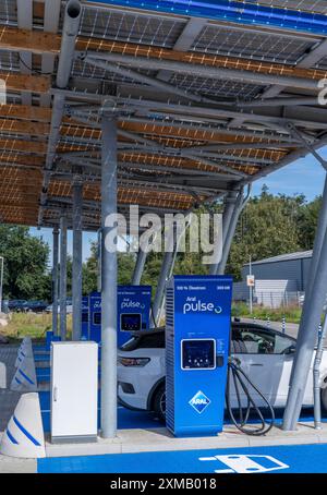 Station de recharge électrique ARAL PULSE sur l'autoroute A3, jonction Rees, à Isselburg, 4 points de recharge rapide pour 8 véhicules électriques, Nord Banque D'Images