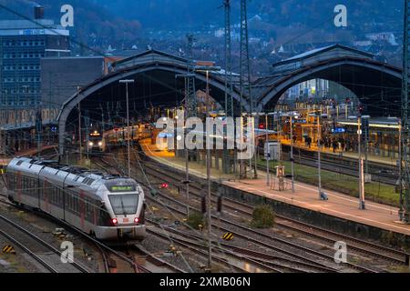 La gare principale de Hagen, halls de gare, voies, quais, train régional, Rhénanie du Nord-Westphalie, Allemagne Banque D'Images