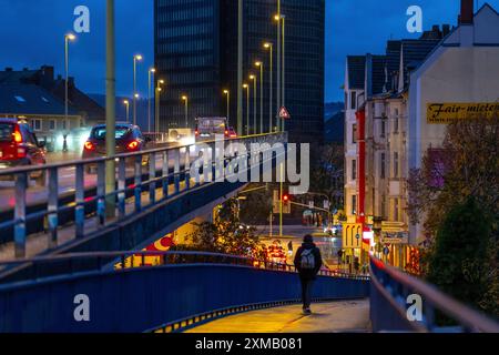 Trafic centre ville, route fédérale B54, Eckeseyer Strasse, sur un pont dans le centre ville de Hagen, rampe de trottoir, piétonne, Rhénanie du Nord-Westphalie Banque D'Images