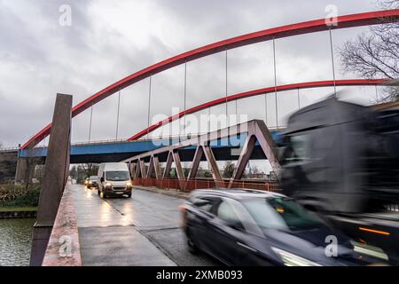 Pont autoroutier A42 délabré (arcs rouges) sur le canal Rhin-Herne, avec des dommages structurels massifs, totalement fermé pour les prochains mois Banque D'Images