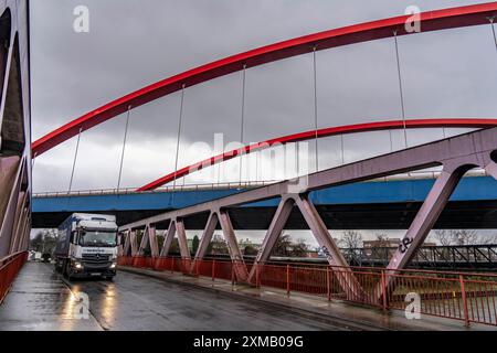 Pont autoroutier A42 délabré (arcs rouges) sur le canal Rhin-Herne, avec des dommages structurels massifs, totalement fermé pour les prochains mois Banque D'Images