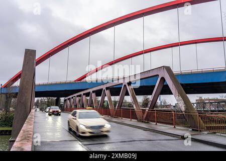 Pont autoroutier A42 délabré (arcs rouges) sur le canal Rhin-Herne, avec des dommages structurels massifs, totalement fermé pour les prochains mois Banque D'Images