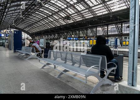 Grève de 3 jours par le syndicat des chemins de fer GDL, seuls quelques trains locaux et longue distance circulent, la gare centrale de Cologne vide, qui est par ailleurs pleine Banque D'Images