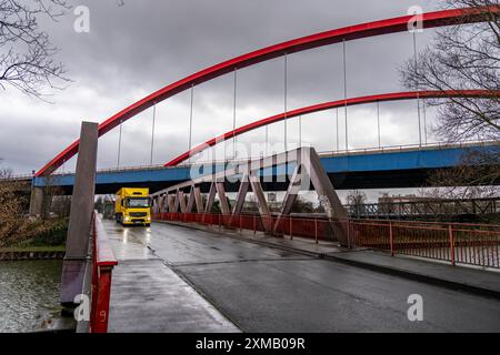 Pont autoroutier A42 délabré (arcs rouges) sur le canal Rhin-Herne, avec des dommages structurels massifs, totalement fermé pour les prochains mois Banque D'Images