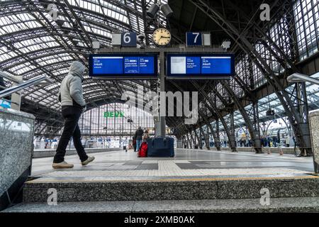 Grève de 3 jours par le syndicat des chemins de fer GDL, seuls quelques trains locaux et longue distance circulent, la gare centrale de Cologne vide, qui est par ailleurs pleine Banque D'Images