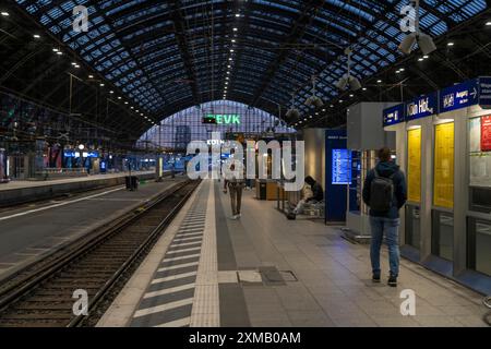 Grève de 3 jours par le syndicat des chemins de fer GDL, seuls quelques trains locaux et longue distance circulent, la gare centrale de Cologne vide, qui est par ailleurs pleine Banque D'Images