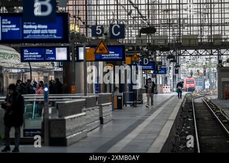 Grève de 3 jours par le syndicat des chemins de fer GDL, seuls quelques trains locaux et longue distance circulent, la gare centrale de Cologne vide, qui est par ailleurs pleine Banque D'Images