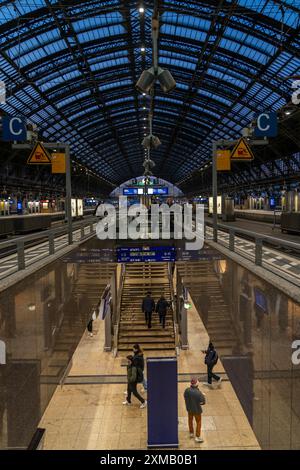 Grève de 3 jours par le syndicat des chemins de fer GDL, seuls quelques trains locaux et longue distance circulent, la gare centrale de Cologne vide, qui est par ailleurs pleine Banque D'Images