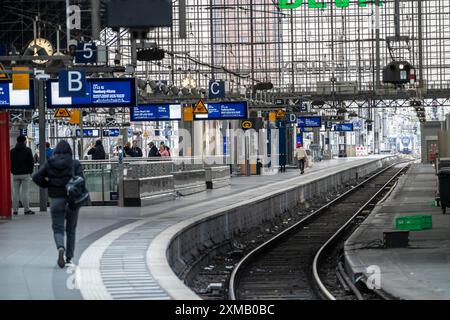 Grève de 3 jours par le syndicat des chemins de fer GDL, seuls quelques trains locaux et longue distance circulent, la gare centrale de Cologne vide, qui est par ailleurs pleine Banque D'Images