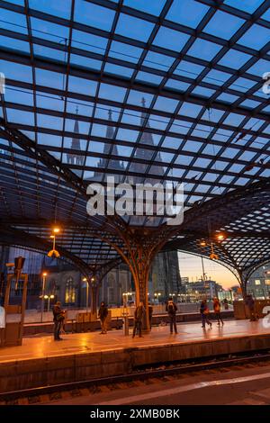 Grève de 3 jours par le syndicat des chemins de fer GDL, seuls quelques trains locaux et longue distance circulent, la gare centrale de Cologne vide, qui est par ailleurs pleine Banque D'Images