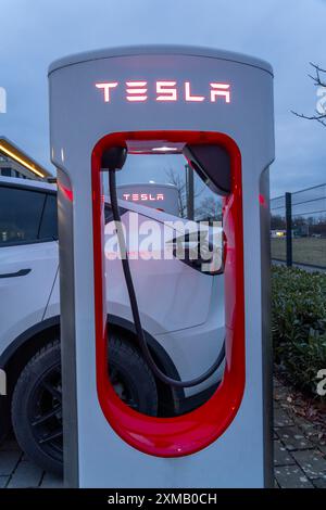 Tesla Supercharger Station, stations de recharge rapide de Tesla, Paderborn, Rhénanie du Nord-Westphalie, Allemagne Banque D'Images