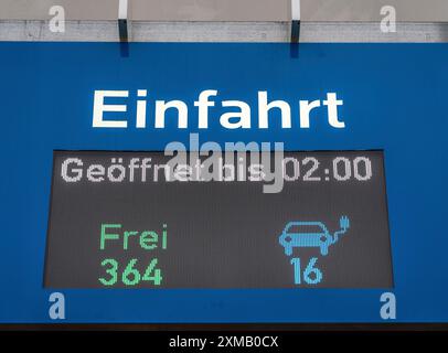 Panneau d'affichage dans un parking public, montrant les places de parking gratuites pour les voitures électriques, Rhénanie du Nord-Westphalie, Allemagne Banque D'Images