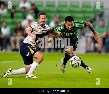 Austin, Texas, États-Unis. 26 juillet 2024. L'attaquant de l'Austin FC SEBASTIAN DRIUSSI (10 ans) travaille à se retirer du défenseur de l'UNAM Pablo Bennevendo (2 ans) lors d'un match de football de la Leagues Cup à Austin. Austin a gagné, 3-2. (Crédit image : © Scott Coleman/ZUMA Press Wire) USAGE ÉDITORIAL SEULEMENT! Non destiné à UN USAGE commercial ! Crédit : ZUMA Press, Inc/Alamy Live News Banque D'Images