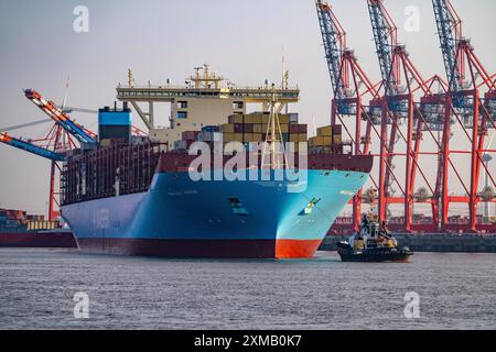 Magleby Maersk container Freighter quitte le port de Waltershof après plusieurs jours au terminal à conteneurs EUROGATE, Hambourg, Allemagne Banque D'Images