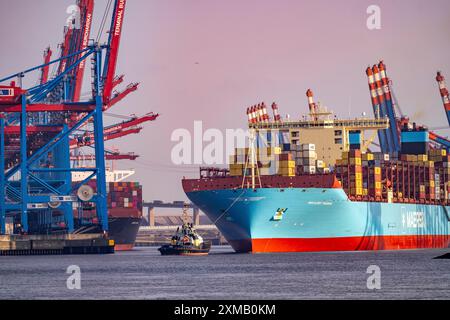 Magleby Maersk container Freighter quitte le port de Waltershof après plusieurs jours au terminal à conteneurs EUROGATE, Hambourg, Allemagne Banque D'Images