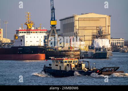 Port de Hambourg, chantier naval Blohm + Voss, dragueur OSTERIFF et corvette de la marine allemande, Karlsruhe, F267, en construction, Hambourg, Allemagne Banque D'Images