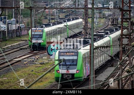 Train S-Bahn sur la ligne de chemin de fer entre Muelheim an der Ruhr, et Duisburg, ligne de chemin de fer achalandée, pour le trafic local et longue distance, le trafic de marchandises Banque D'Images