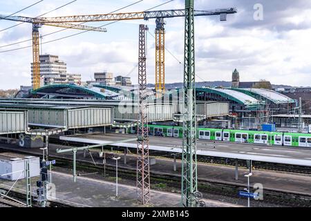 Modernisation de la gare centrale de Duisburg, renouvellement des quais des 13 voies, remplacement des vieux toits plats par des toits ondulés Banque D'Images