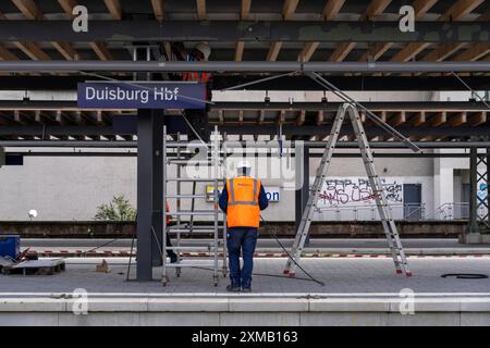 Modernisation de la gare centrale de Duisburg, renouvellement des quais des 13 voies, remplacement des vieux toits plats par des toits ondulés Banque D'Images