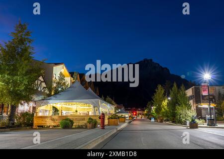 Banff, Alberta, Canada - sept 07 2020 : vue sur la rue de l'avenue Banff dans la nuit d'été. Parc national Banff, Rocheuses canadiennes. Banque D'Images