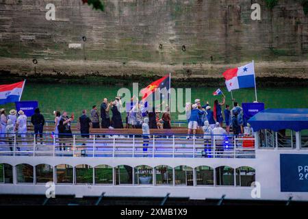 Paris, France. 27 juillet 2024. Gérard Cambon/le Pictorium - cérémonie d'ouverture des Jeux Olympiques de Paris 2024 - 27/07/2024 - France/Ile-de-France (région)/Paris - défilé des délégations en bateau sur la Seine. Cérémonie d'ouverture des Jeux Olympiques de Paris sous la pluie au Trocadéro, le 26 juillet 2024. Crédit : LE PICTORIUM/Alamy Live News Banque D'Images