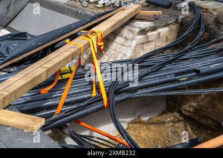 Lignes d'approvisionnement, posées sous terre, exposées lors d'un projet de construction, Bochum, Rhénanie-du-Nord-Westphalie, Allemagne Banque D'Images