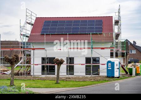 Nouvelle construction d'une maison individuelle avec modules solaires sur le toit, Rhénanie du Nord-Westphalie, Allemagne Banque D'Images