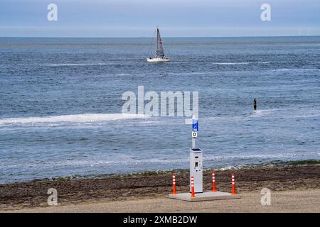 Westkapelse Zeedijk, digue de la mer du Nord en Zélande, peut être utilisé comme parking, distributeur de billets de stationnement, près de Westkapelle, pays-Bas Banque D'Images