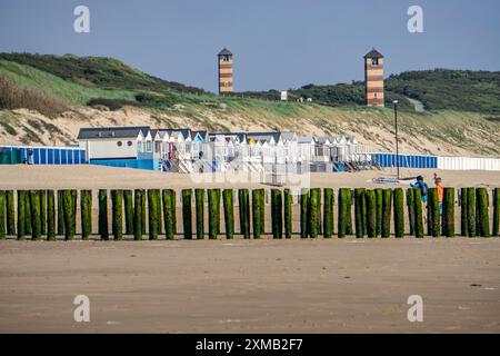 Cabanes de plage, côte de la mer du Nord en Zélande, appelée Riviera zélandaise, brise-lames, fait de piles en bois, près de Dishoek, municipalité Veere, phares Banque D'Images