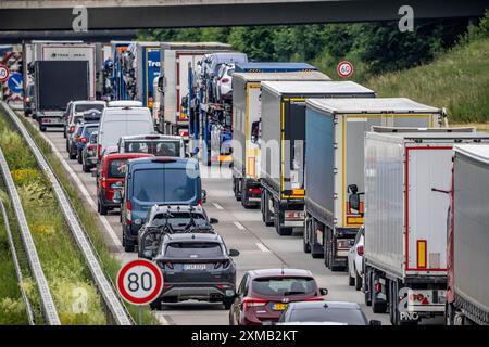 9 km de long embouteillage sur l'autoroute A40 en direction de l'est, entre la frontière néerlandaise près de Venlo, en face de la jonction Wankum, en raison de travaux de voirie Banque D'Images