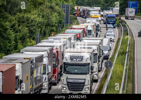 9 km de long embouteillage sur l'autoroute A40 en direction de l'est, entre la frontière néerlandaise près de Venlo, en face de la jonction Wankum, en raison de travaux de voirie Banque D'Images