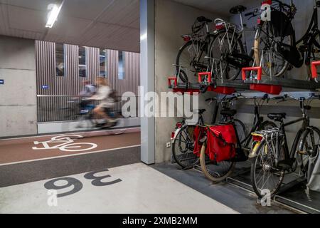 Parking pour vélos à la gare centrale d'Utrecht, Stationsplein, 3 niveaux souterrains, plus de 13, 000 places de parking, considéré comme le plus grand Banque D'Images