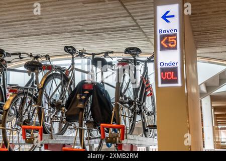 Parking pour vélos à la gare centrale d'Utrecht, Stationsplein, 3 niveaux souterrains, plus de 13, 000 places de parking, considéré comme le plus grand Banque D'Images