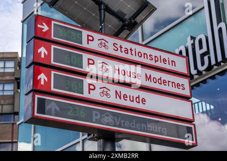 Panneau d'affichage, parking pour vélos à la gare centrale d'Utrecht Centraal, Stationsplein, 3 étages souterrains, plus de 13, 000 places de parking, a considéré le Banque D'Images