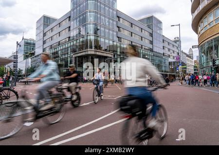 Piste cyclable centrale sur la Lange Viestraat, dans le centre d'Utrecht, les voies pour piétons, cyclistes et voitures sont séparées, trafic dense Banque D'Images