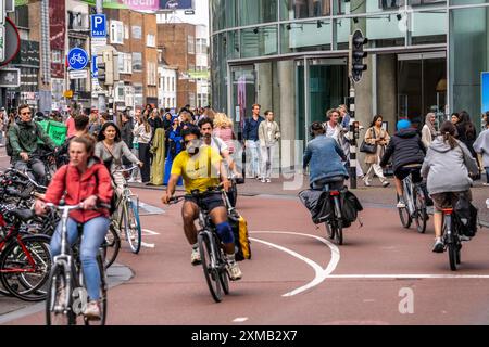 Piste cyclable centrale sur la Lange Viestraat, dans le centre d'Utrecht, les voies pour piétons, cyclistes et voitures sont séparées, trafic dense Banque D'Images