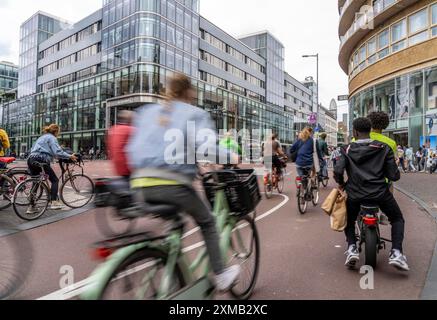 Piste cyclable centrale sur la Lange Viestraat, dans le centre d'Utrecht, les voies pour piétons, cyclistes et voitures sont séparées, trafic dense Banque D'Images