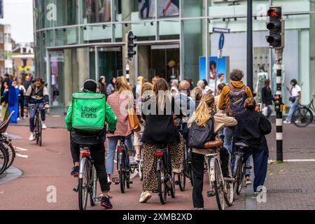 Piste cyclable centrale sur la Lange Viestraat, dans le centre-ville d'Utrecht, les voies pour piétons, cyclistes et voitures sont séparées, attendant à la circulation Banque D'Images