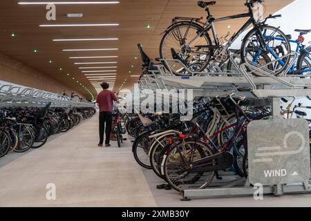 Nouveau parking pour vélos à la gare centrale d'Amsterdam, IJboulevard, espace pour environ 4000 vélos, suivi numériquement, métro, connexion directe Banque D'Images